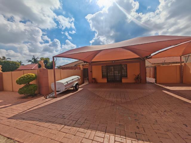 3 Bedroom Townhouse for sale in Heatherview