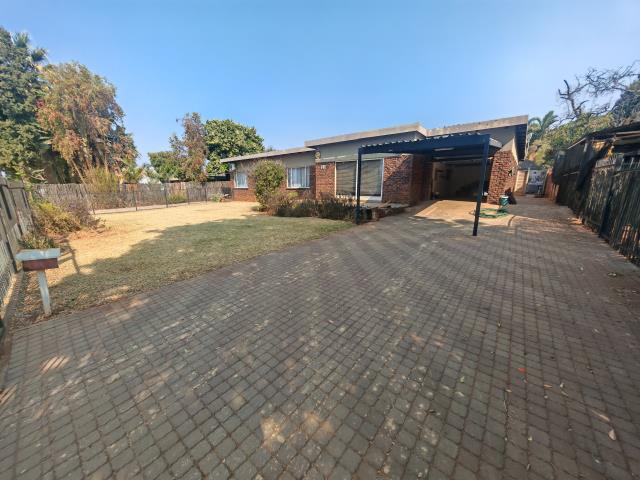 4 Bedroom House for sale in Dorandia