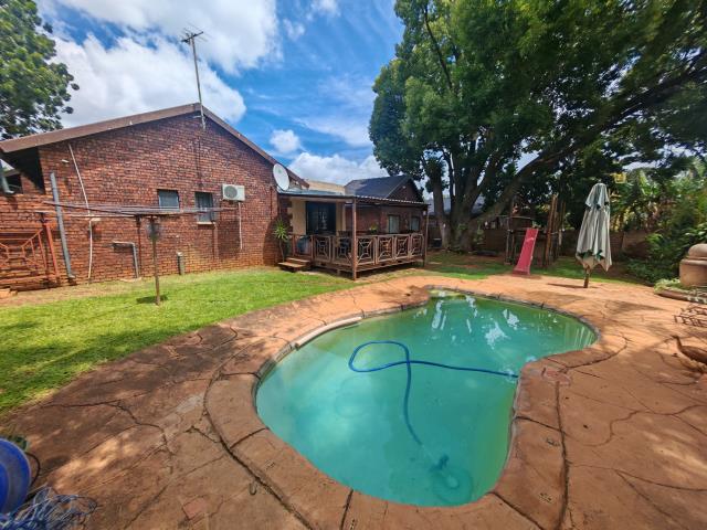 6 Bedroom House for sale in Theresapark