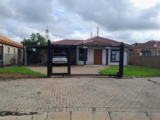 3 Bedroom House for sale in Rosslyn