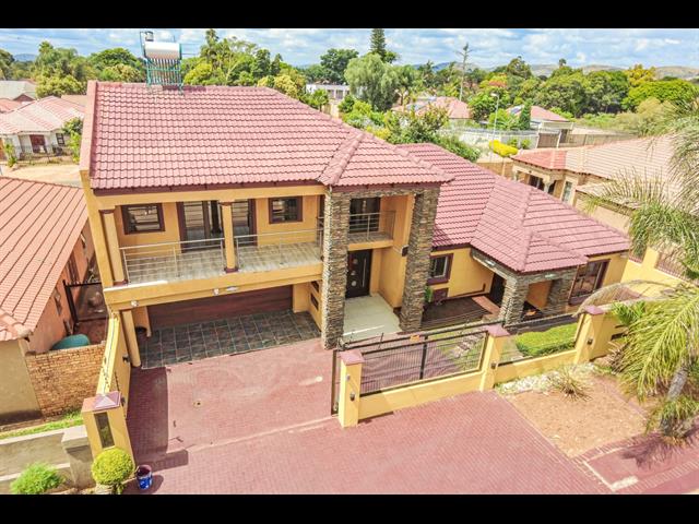 4 Bedroom House for sale in Karenpark
