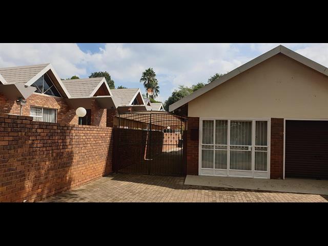 4 Bedroom House for sale in Florauna