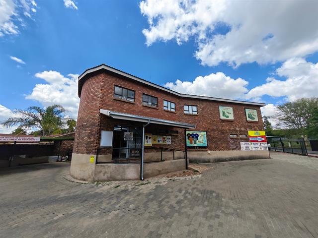 900m² Office space for sale in Karenpark