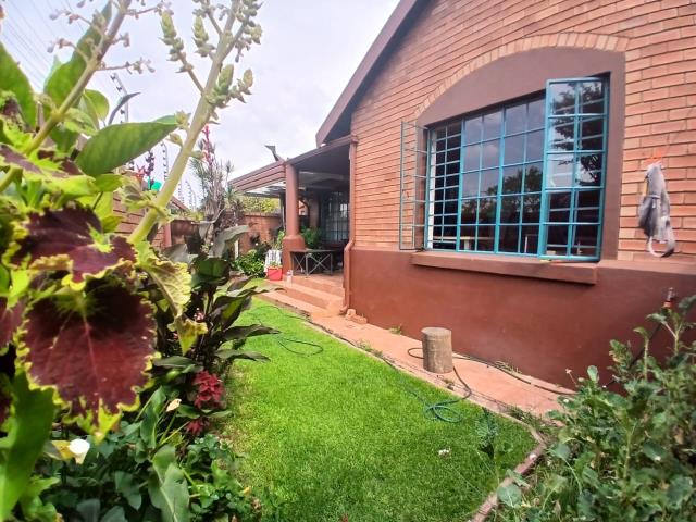 3 Bedroom Townhouse for sale in Die Hoewes