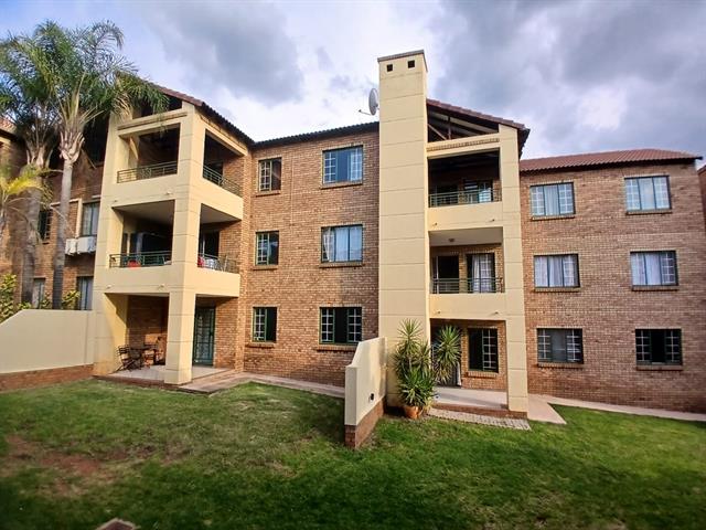 2 Bedroom Apartment for sale in Die Hoewes