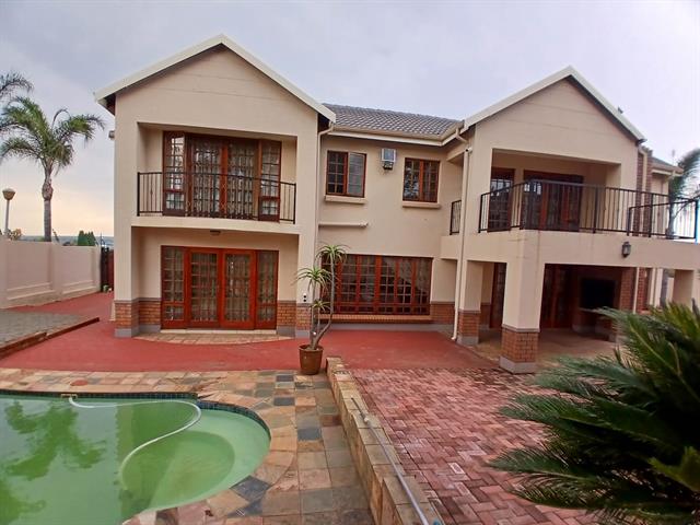 5 Bedroom House for sale in Die Hoewes