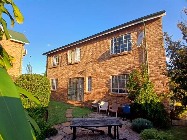 4 Bedroom Townhouse for sale in Die Hoewes
