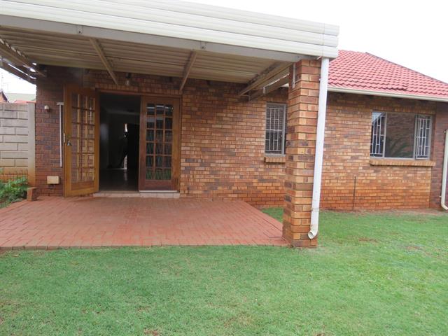 3 Bedroom Townhouse for sale in Die Hoewes