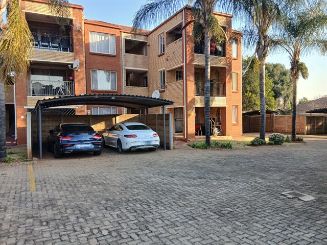 2 Bedroom Apartment for sale in Die Hoewes