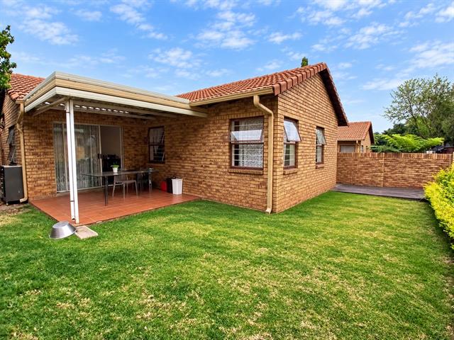 2 Bedroom Townhouse for sale in Die Hoewes