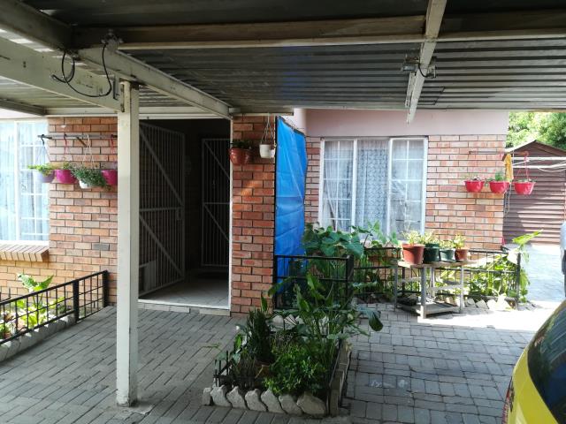 3 Bedroom House for sale in Oos Einde