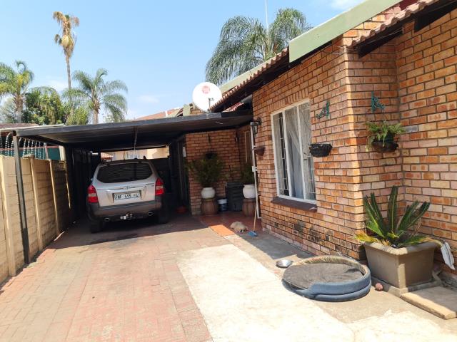 4 Bedroom House for sale in Oos Einde