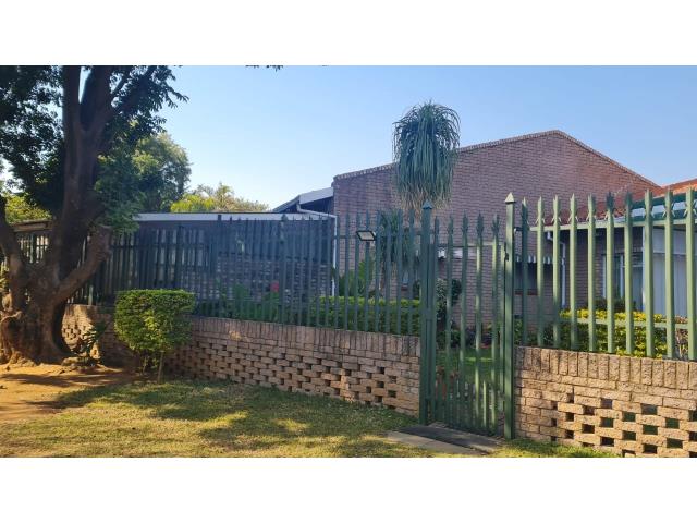 3 Bedroom Simplex for sale in Protea Park