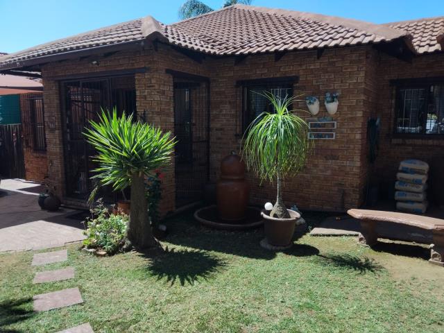 3 Bedroom House for sale in Heuwelsig