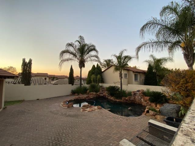 2 Bedroom Apartment for sale in Lonehill