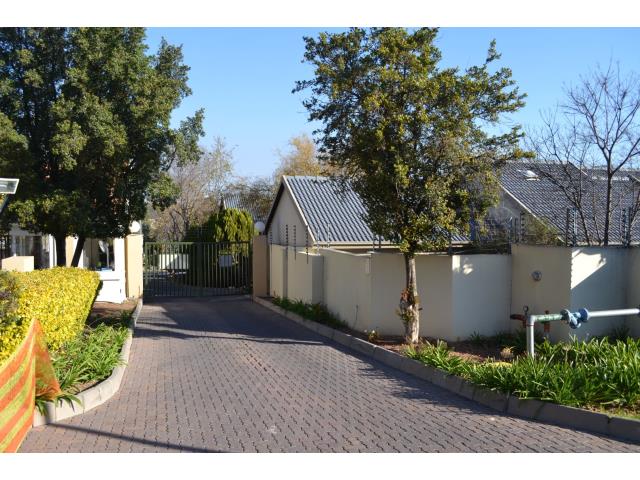 2 Bedroom Apartment for sale in Douglasdale