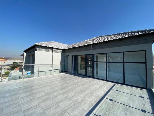 4 Bedroom Townhouse for sale in Strubensvallei