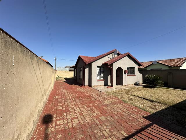 3 Bedroom House for sale in Protea Glen