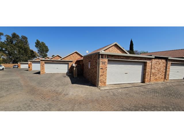 2 Bedroom Simplex for sale in Die Hoewes