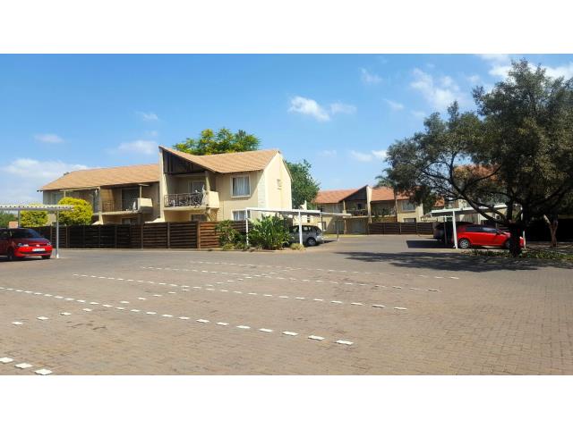 2 Bedroom Apartment for sale in Die Hoewes