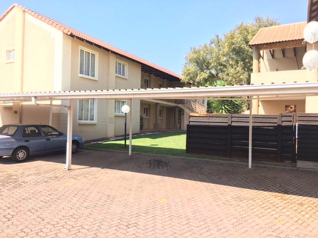 2 Bedroom Apartment for sale in Die Hoewes