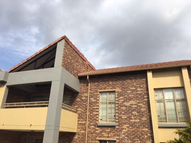 2 Bedroom Apartment for sale in Die Hoewes