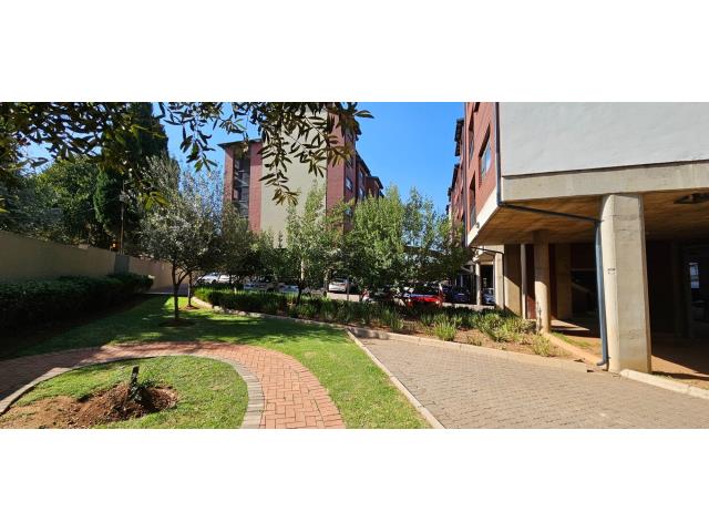 2 Bedroom Apartment for sale in Die Hoewes