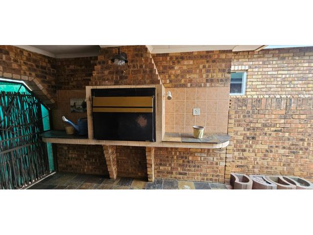 3 Bedroom House to let in Die Hoewes