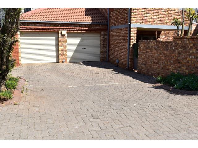 2 Bedroom Apartment for sale in Die Hoewes