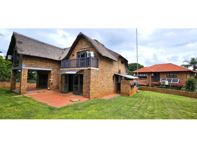 4 Bedroom House for sale in Val De Grace