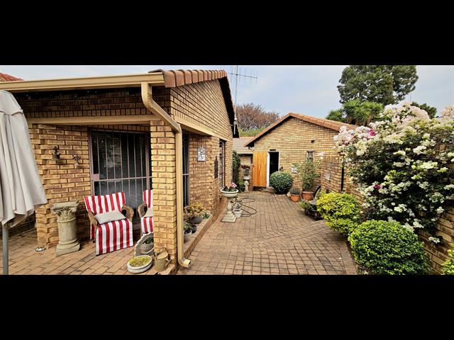 3 Bedroom Simplex for sale in Die Hoewes