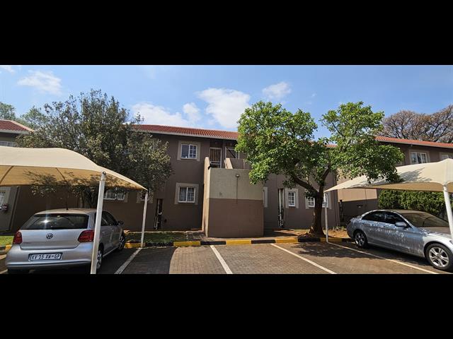2 Bedroom Apartment for sale in Die Hoewes