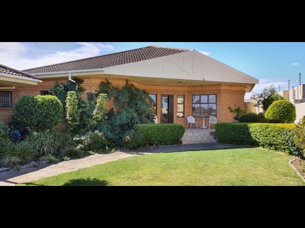 6 Bedroom House for sale in Kaffrarian Heights