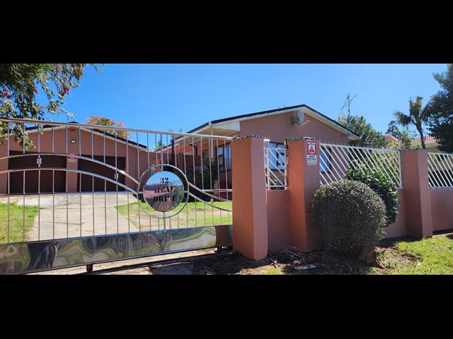 4 Bedroom House for sale in Headlands
