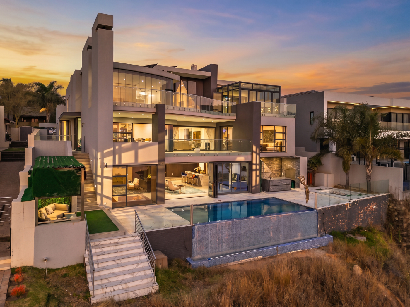 A Landmark Residence Above the Fairway