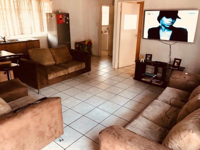 2 Bedroom House to let in Buccleuch