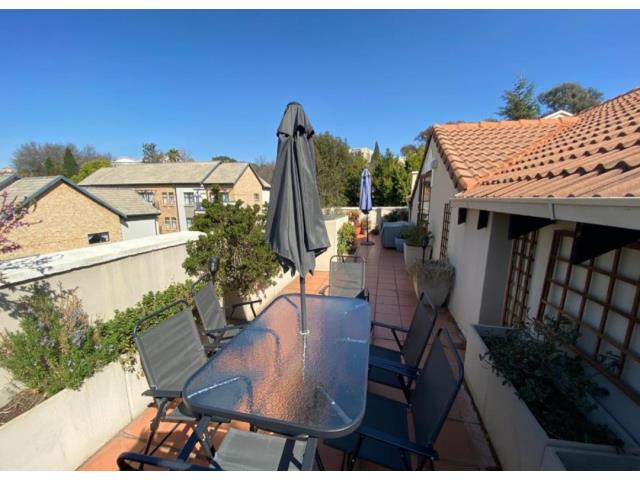 2 Bedroom House to let in Hyde Park