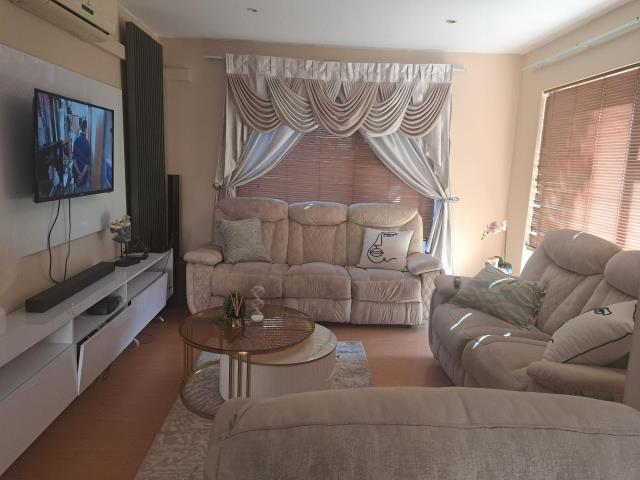 3.5 Bedroom Townhouse to let in Willowbrook