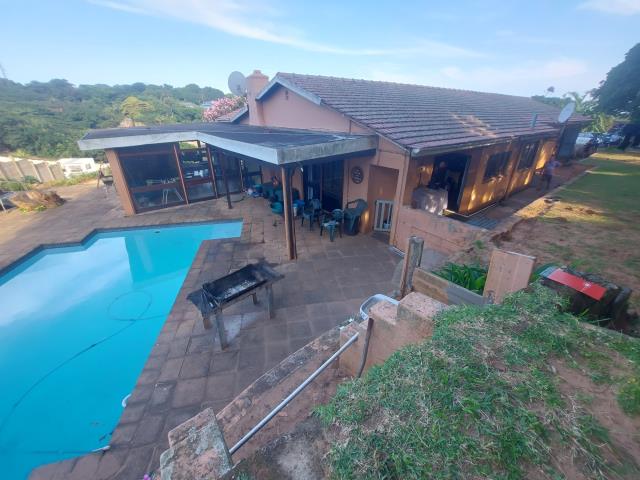 6 Bedroom House for sale in Amanzimtoti