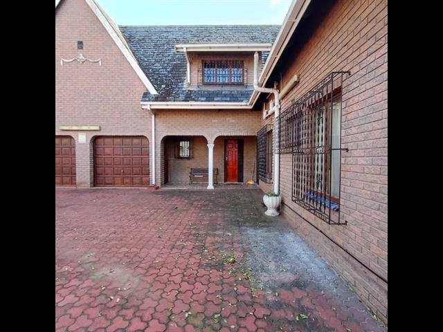 5 Bedroom House for sale in Shallcross
