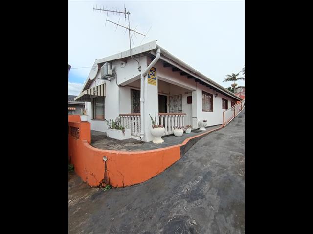 3 Bedroom House for sale in Shallcross