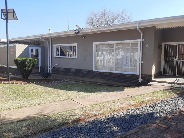 3 Bedroom House for sale in Komani Park