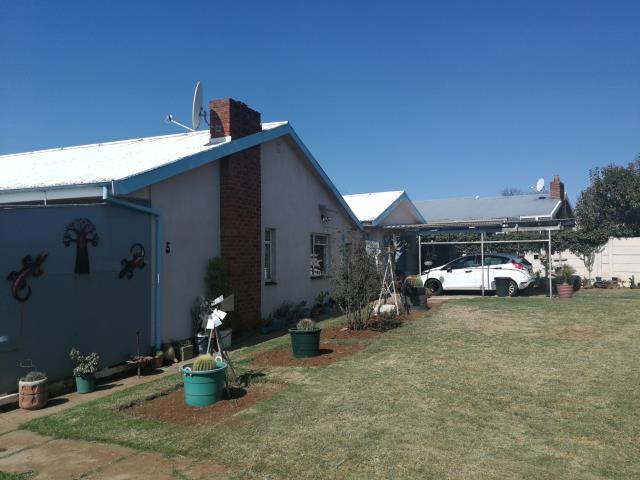 3 Bedroom House for sale in Komani Park