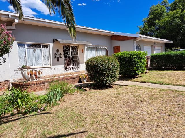 4 Bedroom House for sale in Komani Park