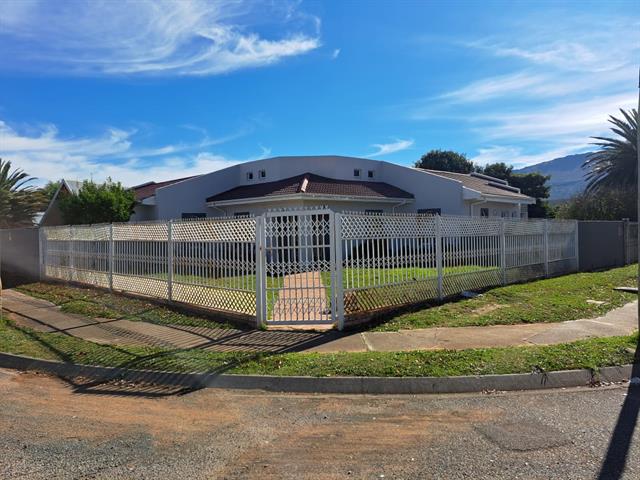 4 Bedroom House for sale in Laurie Dashwood Park