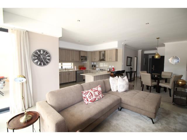 2 Bedroom Apartment for sale in Rosebank