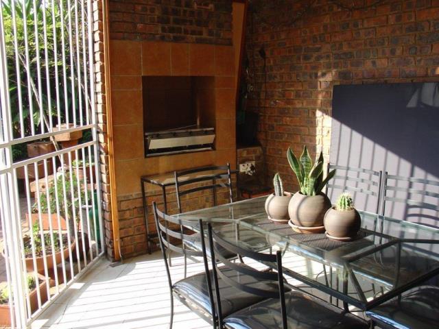 3 Bedroom Townhouse to let in Waterkloof Heights