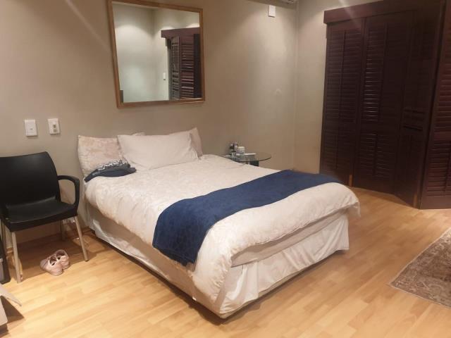 Studio apartment to let in Orchards