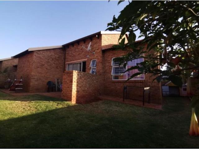 3 Bedroom Townhouse to let in Weltevreden Park