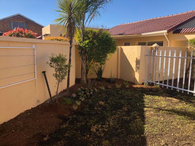 1 Bedroom Garden Cottage to let in Florida North